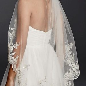 Mid Veil with Scalloped Edges and Lace champagne. New and never worn!
